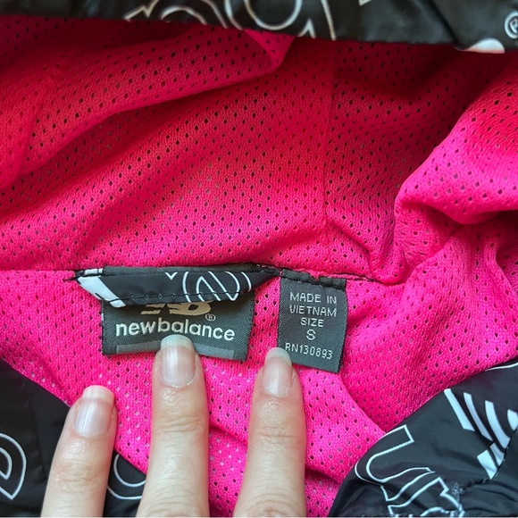 New Balance Women’s Logo Zip Up Windbreaker Jacket - Picture 4 of 6